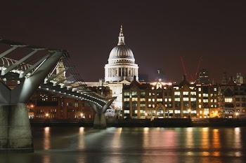 St_Pauls_bridge_night.jpg