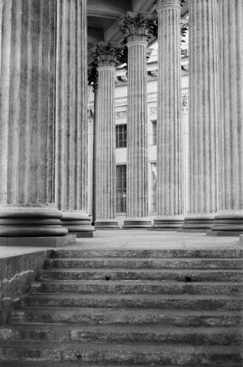 Stairs and Colonnade · Free Stock Photo