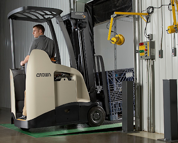Stand-Up Counterbalance Forklift | RC | Crown Equipment