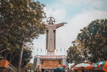 statue of christ  
