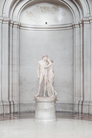 statue of man and woman