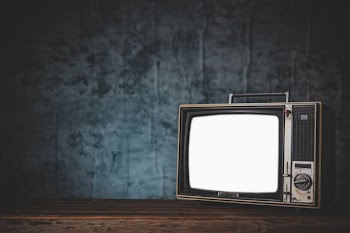 Still life with retro old tv Free Photo