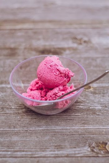 strawberry ice cream in clear glass bowl