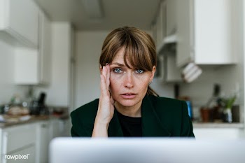 Stressed out woman working at home during coronavirus pandemic  | Free  photo - 2308852