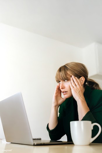 Stressed woman working from home during coronavirus quarantine | Free  photo - 2315469