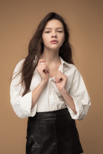 Stylish young teen girl Free Photo