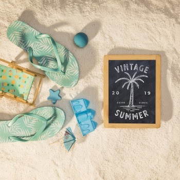 Summer mockup with colorful sandal Free Psd