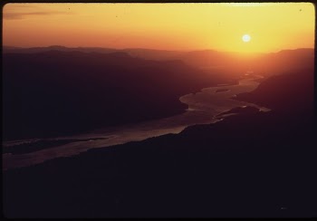Sunrise over the Columbia River | Free Photo - rawpixel