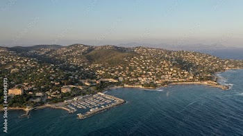 survol de la côte d'Azur dans le Var entre Sainte-Maxime et Fréjus	au couché du soleil