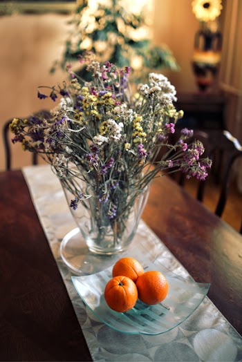 Table decor: flowers &amp; oranges