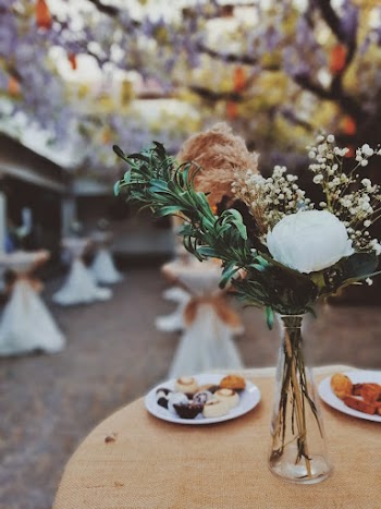table with vase abd flowers