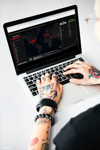 Tattooed man reading the report of coronavirus cases from a laptop moc.. | Free  photo - 2312632