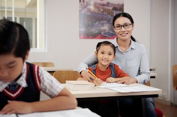 Teacher helping student Free Photo