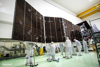 Technicians stow for launch solar array #2 fo.. | Free public domain photo - 441323