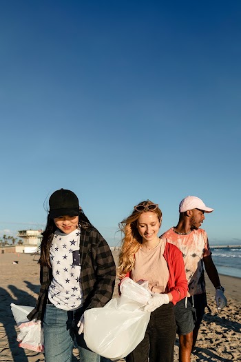 Teen eco activists, volunteering to pick up… | Free stock photo | High Resolution image