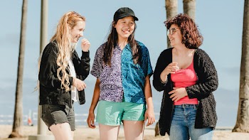 Teen girl friends, summer in Venice Beach,… | Free stock photo | High Resolution image