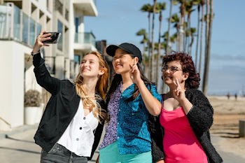 Teen girls taking selfie, enjoying summer… | Free stock photo | High Resolution image