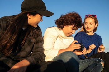 Teen hobby photography, friends taking photos… | Free stock photo | High Resolution image
