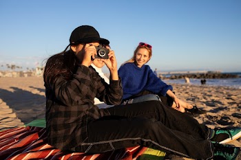 Teen hobby photography, friends taking photos… | Free stock photo | High Resolution image