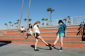 Teens foot shake greeting in the new normal | Free stock photo | High Resolution image
