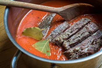 Tender beef with tomato sauce 