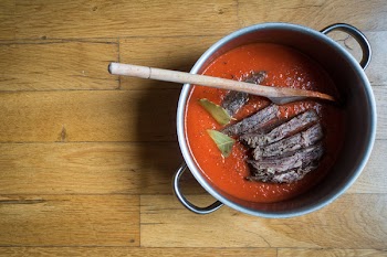 Tender beef with tomato sauce 