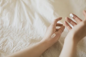 Testing beauty cream product on the back | Free Photo - rawpixel