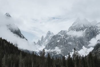 The 3 mountains together are called the sundial. From left to right are their names: the Elfer (eleven o'clock), the Zwölfer (twelve o'clock), the Einser (one o'clock). They are called so because exactly at this time of day the sun is always directly above the summits in summer and indicates the time of day. Eleven o'clock, twelve o'clock, one o'clock ...