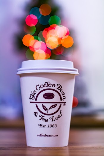 The Coffee Bean &amp; Tea Leaf Disposable Cup in Selective Focus Photography