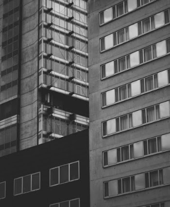 The day was windy, I was walking in the city of Lille and at a time I look up to the buildings telling myself i could get a great pic here. I put my Olympus OM 50mm on an adpatation ring, this give me a 100mm on my Panasonic G7 and i could get some good angle really close.