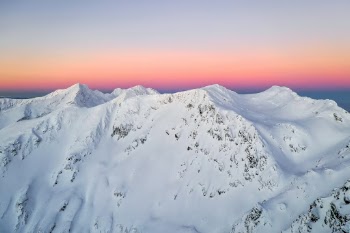 The Făgăraș mountains had quite a show going on during a splitboarding and avalanche training session in the Bâlea area. The mix of colours was surreal during this sunset, we could only stare for the whole very few minutes that the colour show lasted.
