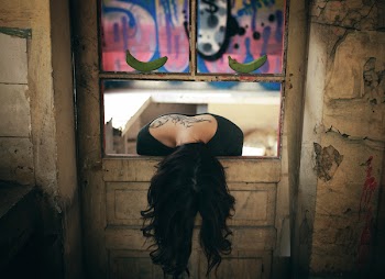 the girl dropped her hair on the old door