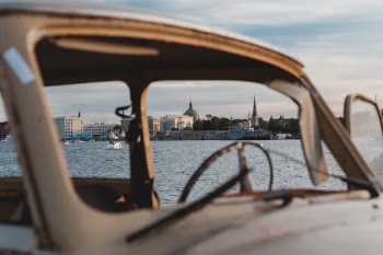 The view of marble church's dome from a broken car windows.
IG: instagram.com/febiyanr