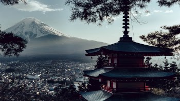 The weather at Fuji can be quite capricious: you can consider yourself lucky if you happen to get a clear view. Some people went there 3 times, only to see Fuji hiding in the clouds. I tried to make the most of this luck and capture this scenery with a personal touch. 