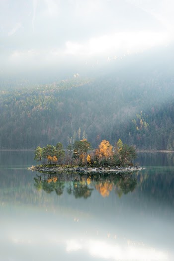 The weather was really nice that day and really warm which is not that common at the beginning of November in Germany. The Eibsee is one of my favorite spots in the alps and always worth a visit. If there is no wind you can get awesome reflections in the lake.