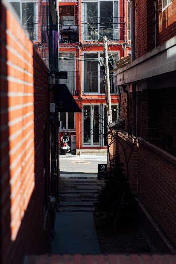This is Korea, and this is the alleyway in Hannam-dong. It’s a place that shows how Koreans live. It’s a nice place that’s complicated, but it’