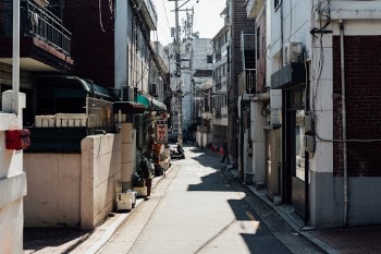 This is Seoul and Hannam-dong. It’s not a travel destination. But it’s a great place to feel the Korean atmosphere. If you want to travel to Korea, I would recommend this place. This is Korea!