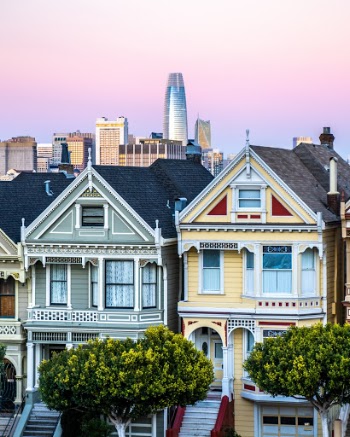 This picture shows the great contrast of victorian versus modern architecture in the city of San Francisco. Photo taken by Alex Le Moëligou. To view more of my work or to connect with me, here’s my Instagram (@alexxlem): https://www.instagram.com/alexxlem/