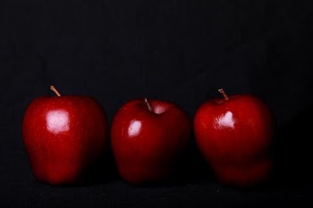 three_red_apples.jpg
