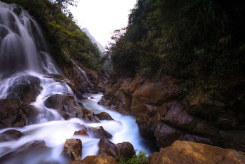 Time Lapse Photo of Waterfalls and Boulder Rocks