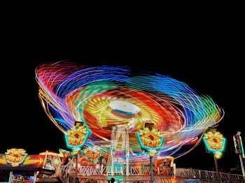 time-lapse photography of carnival ride during night