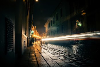 time lapse photography of street light during nighttime