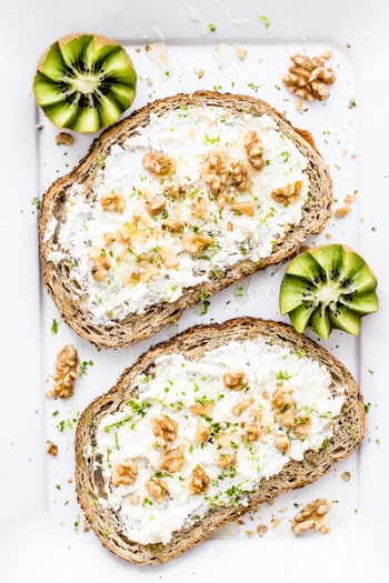 Toasted bread with soft cheese, walnuts and honey 