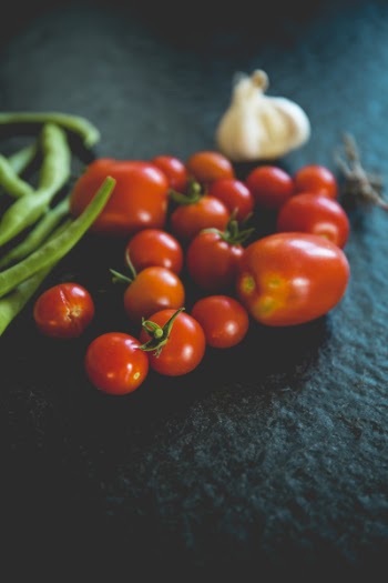 Tomatoes and other freshly harvested vegetables 