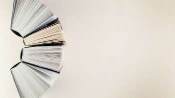 Top view arch made of open books Free Photo
