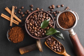 Top view coffee beans with accessories Free Photo