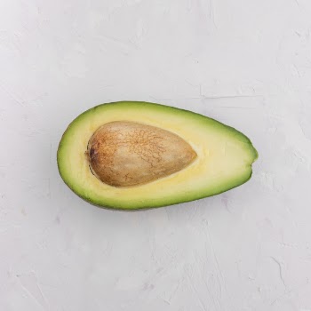 Top view half of delicious avocado Free Photo