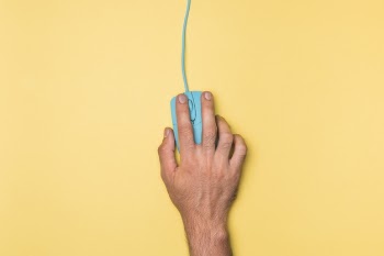 Top view hand holding computer mouse Free Photo