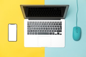 Top view laptop with mockup smartphone Free Photo