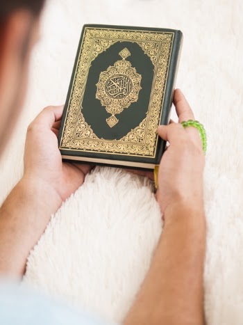 Top view of a man holding quran Free Photo